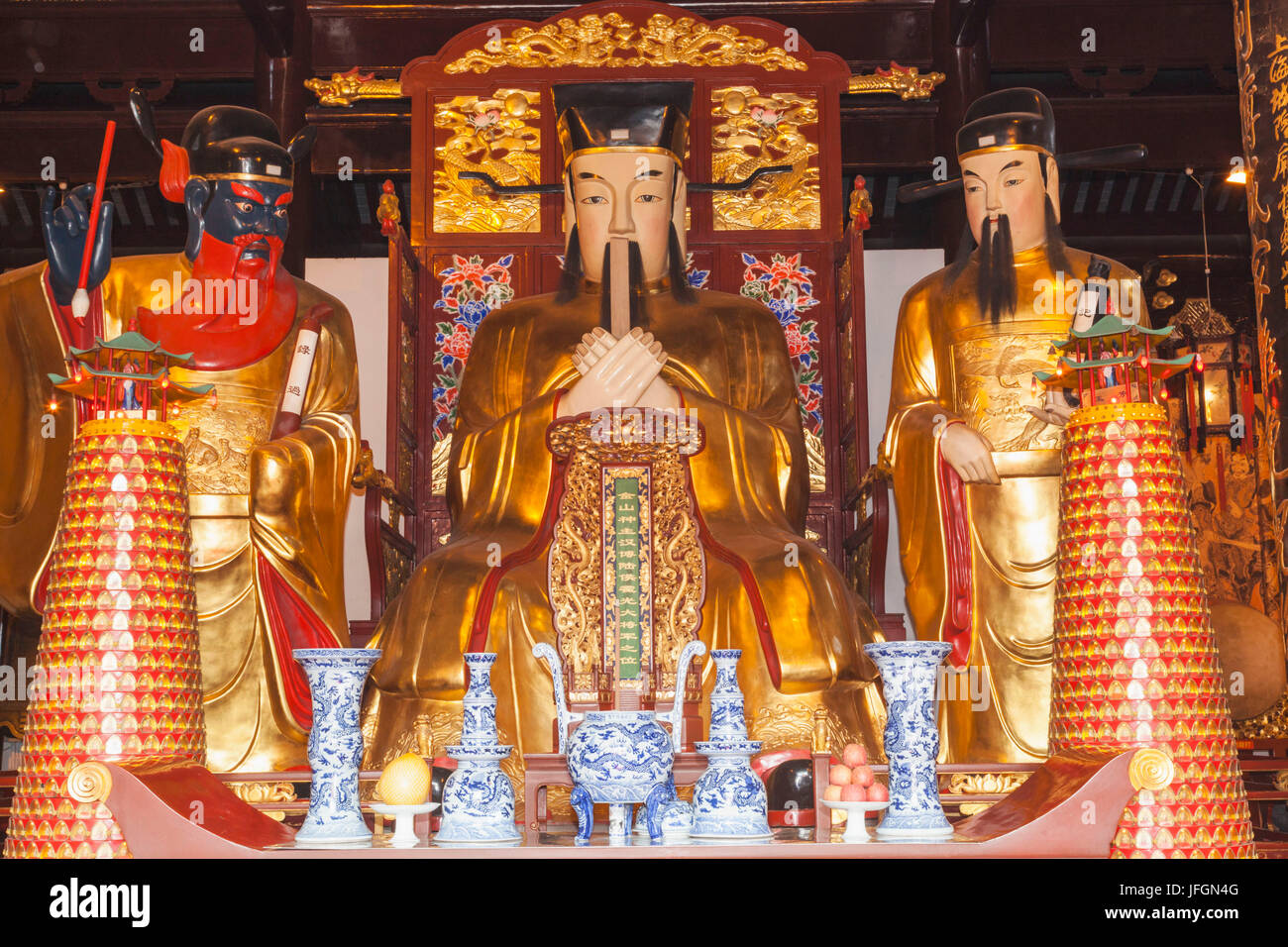 Cina, Shanghai, il Giardino di Yuyuan, città tempio di Dio di Shanghai, statue nella sala del Huo Guang Foto Stock