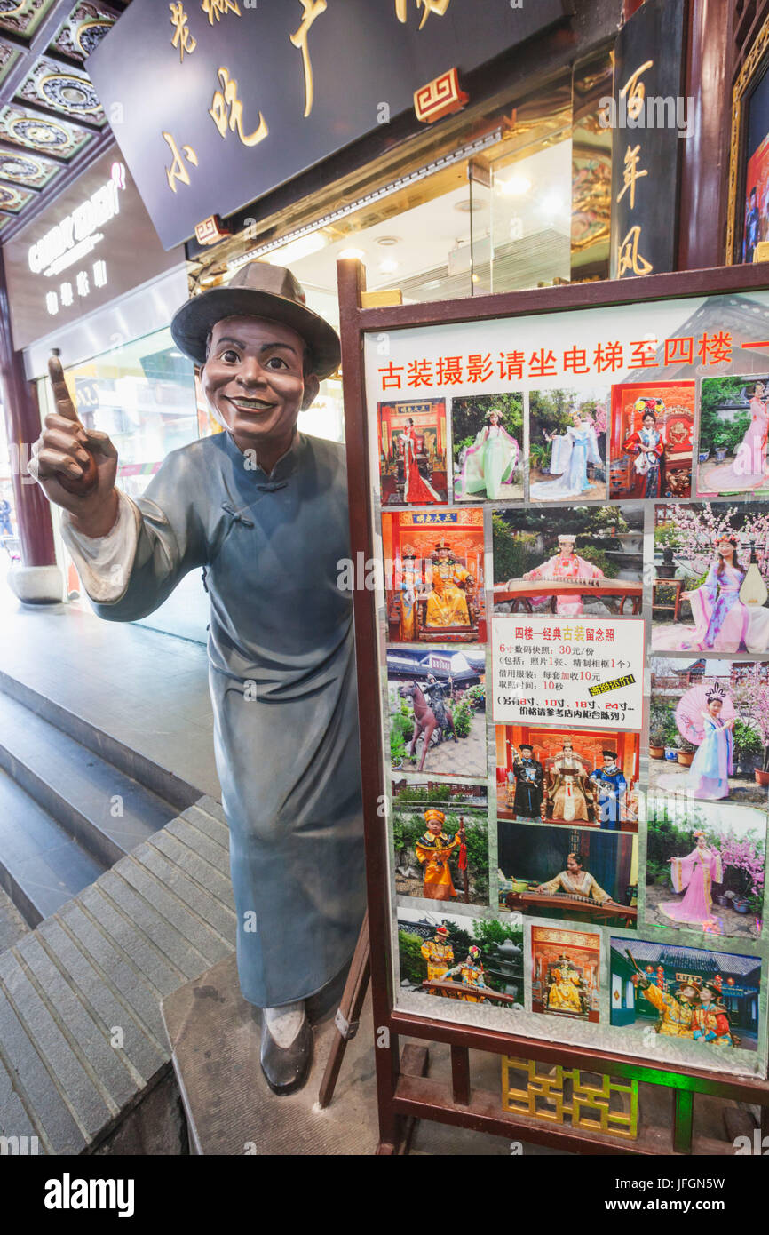Cina, Shanghai, il Giardino di Yuyuan, fotografia Studio di pubblicità manichino Foto Stock