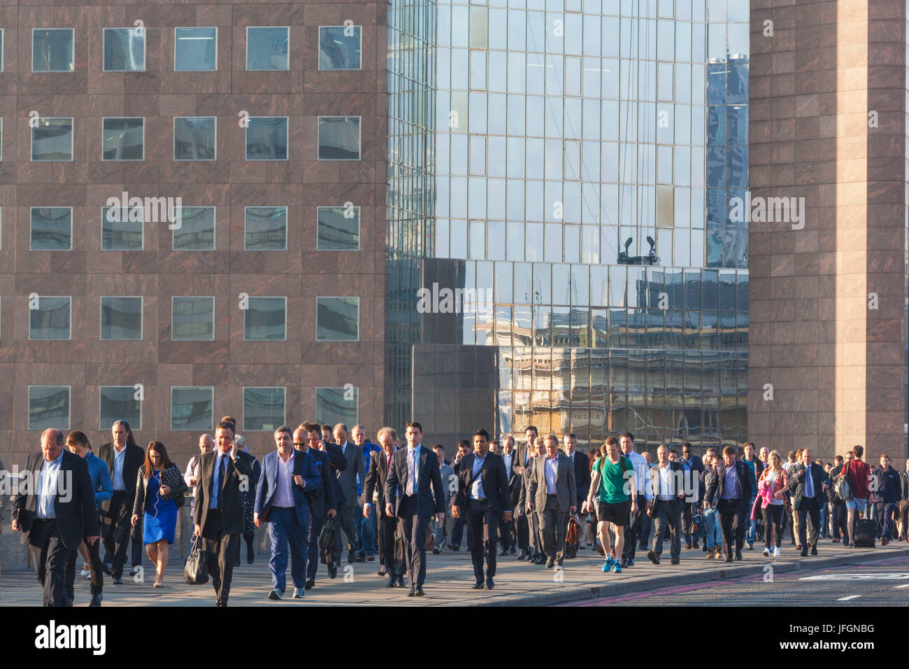 Inghilterra, Londra, pendolari attraversando il Ponte di Londra Foto Stock