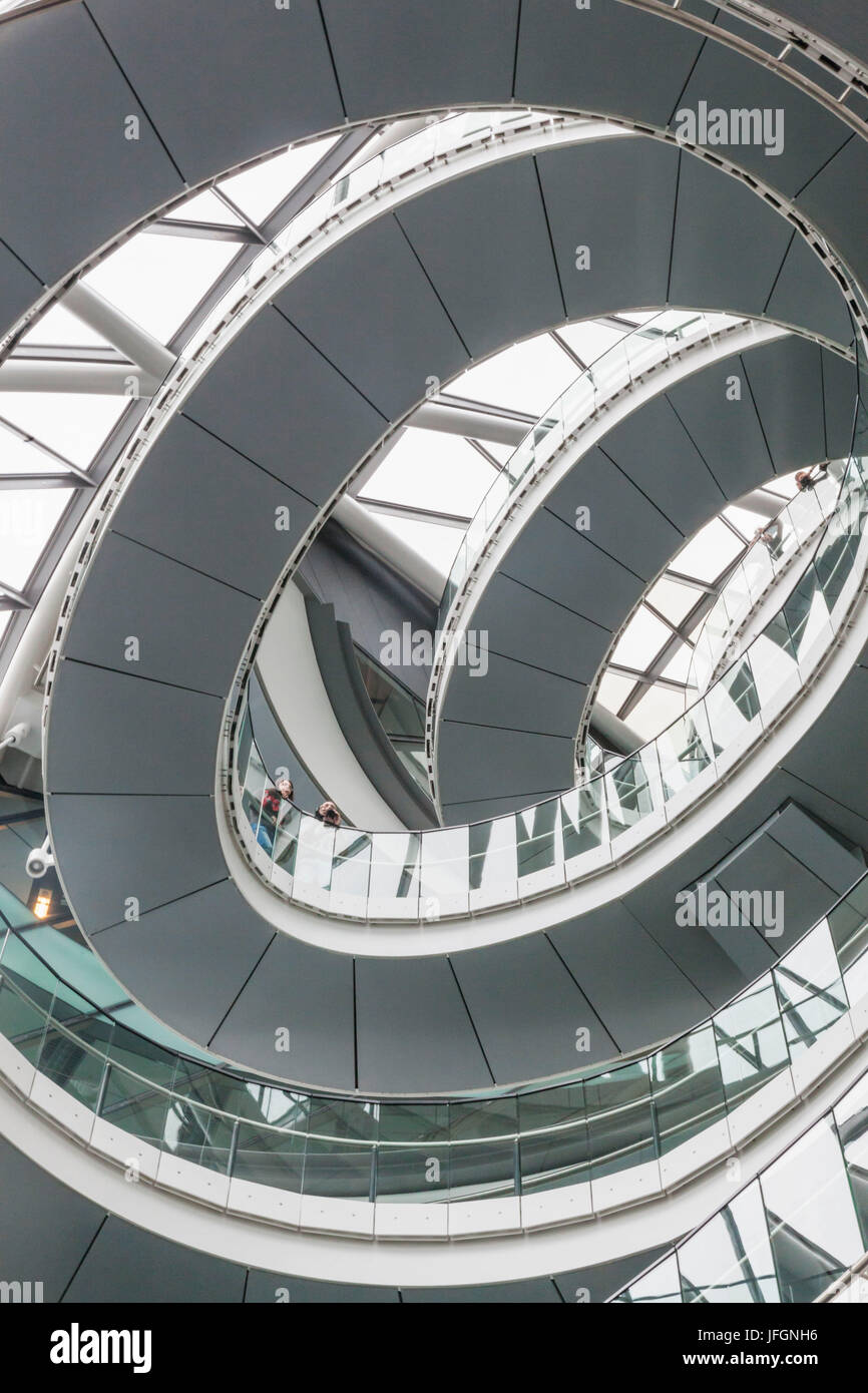 Inghilterra, Londra, Southwark, il Municipio, l'interno scala a spirale Foto Stock