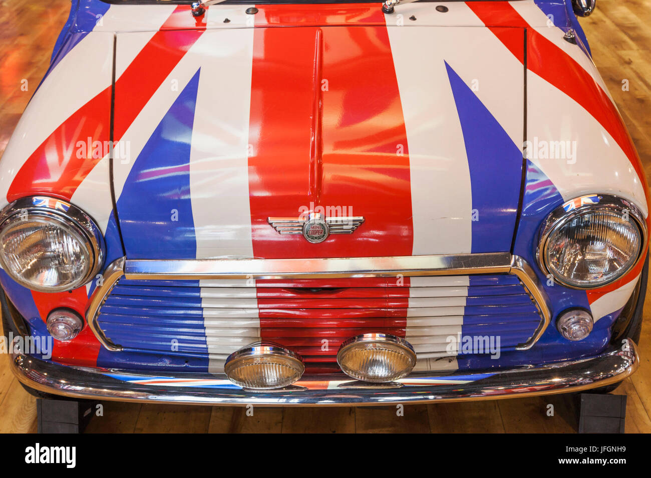 Inghilterra, Londra, il Negozio di souvenir del display Mini Minar vettura dipinta con Union Jack Flag Foto Stock