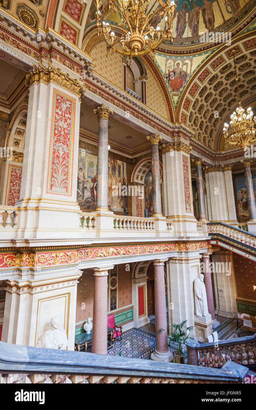 Inghilterra, Londra, Whitehall, il Foreign Office, lo scalone progettato da George Gilbert Scott Foto Stock