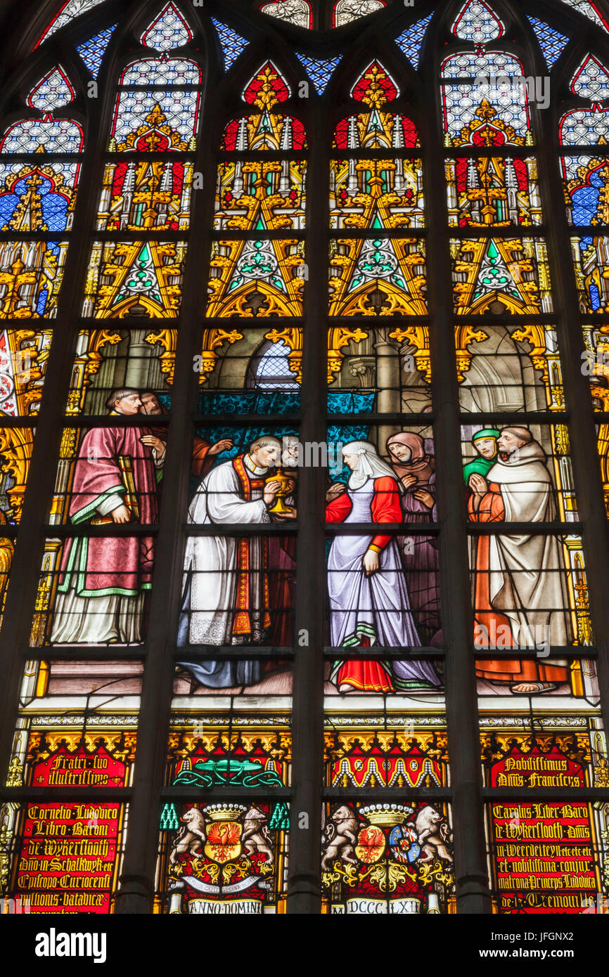 Il Belgio, Bruxelles, San Michele e Gudula Cathedral, vetrate colorate Foto Stock
