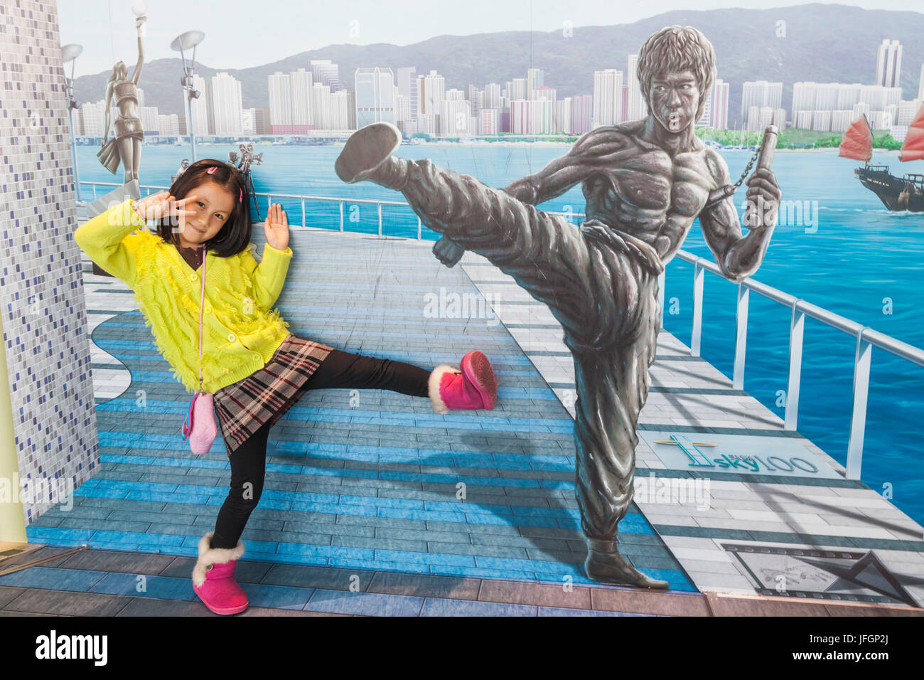 Cina, Hong Kong Kowloon, International Commerce Centre (ICC), il cielo100 Observation Deck, bambino in posa con sfondo per studio mostra Bruce Lee Foto Stock