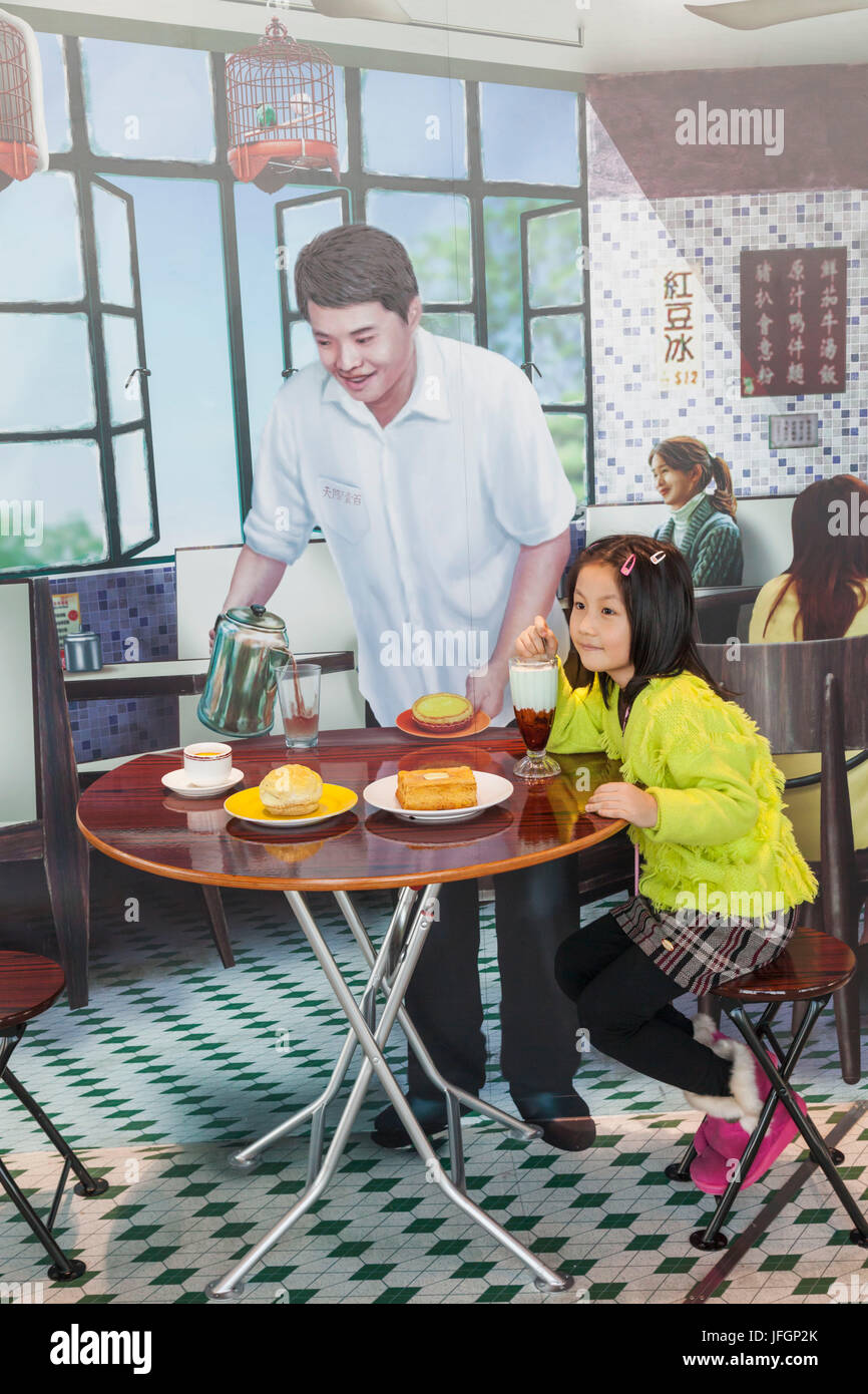 Cina, Hong Kong Kowloon, International Commerce Centre (ICC), il cielo100 Observation Deck, bambino in posa con Studio sfondo mostrante Teahouse tradizionali Foto Stock