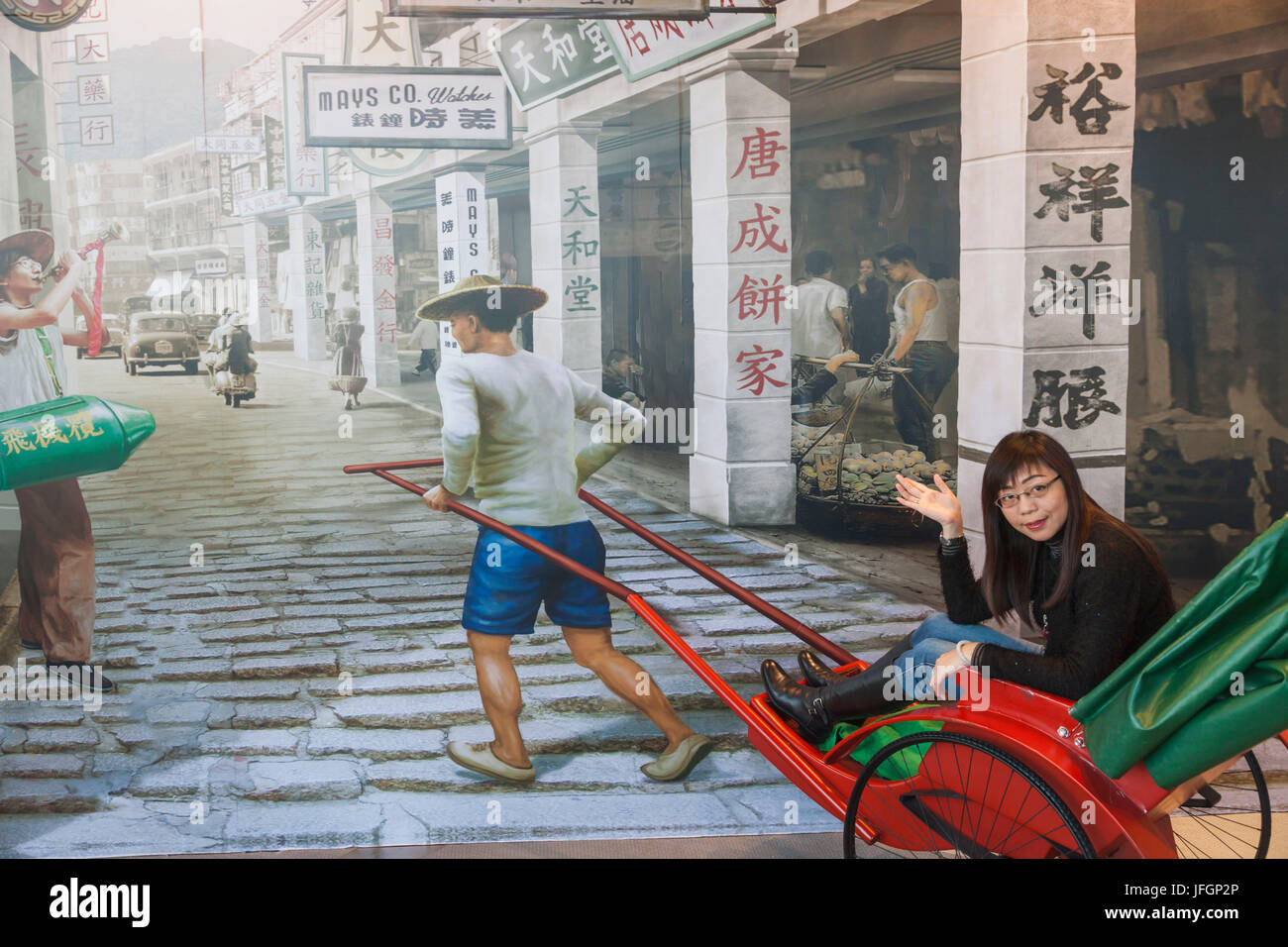 Cina, Hong Kong Kowloon, International Commerce Centre (ICC), il cielo100 Observation Deck, i visitatori che pongono in Rickshaw con sfondo per studio Foto Stock