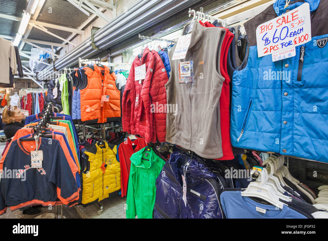 Cina, Hong Kong, il Mercato Stanley, il turista in cerca di abbigliamento Foto Stock