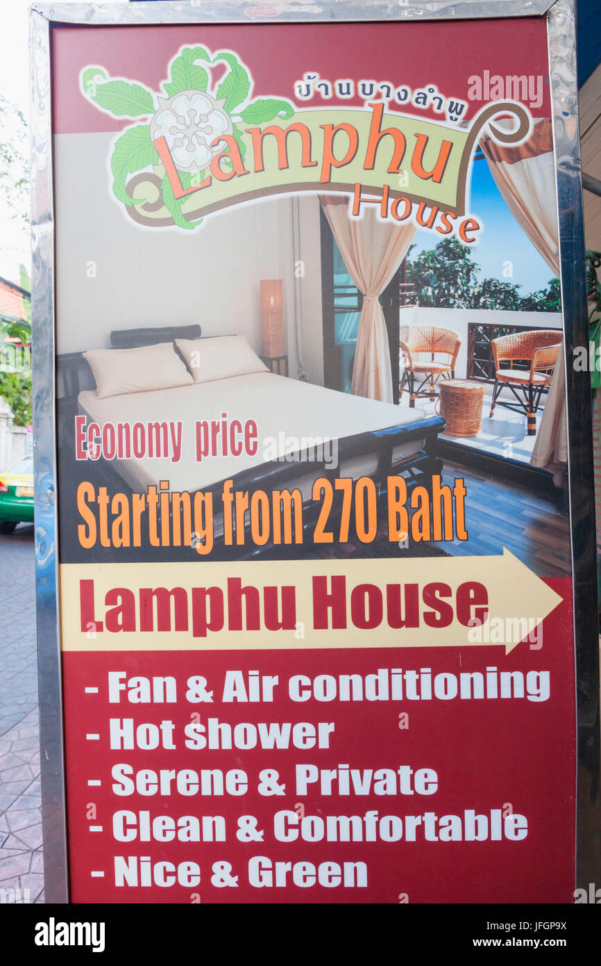 Thailandia, Bangkok, Khaosan Road, Budget Hotel pubblicità segno Foto Stock