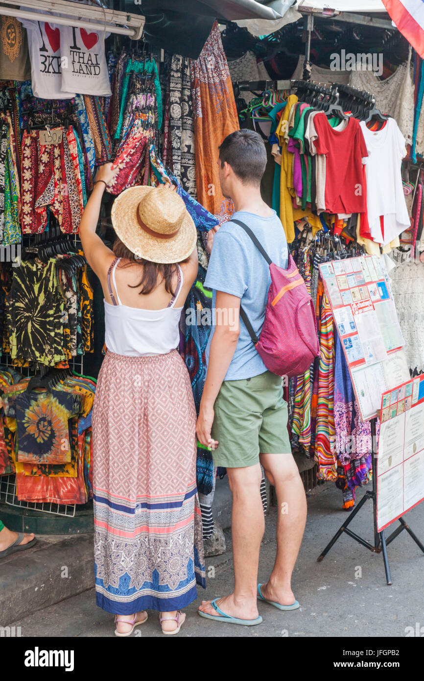 Thailandia, Bangkok, Khaosan Road, Europeo giovane negozi di abbigliamento Street in stallo Foto Stock