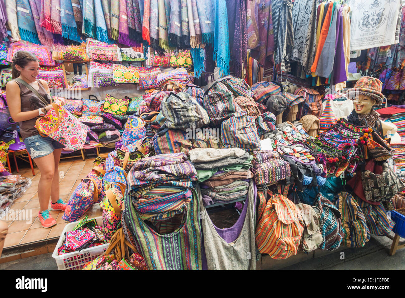 Thailandia, Bangkok, Khaosan Road, Femmina Tourist Shopping in stallo di strada Foto Stock