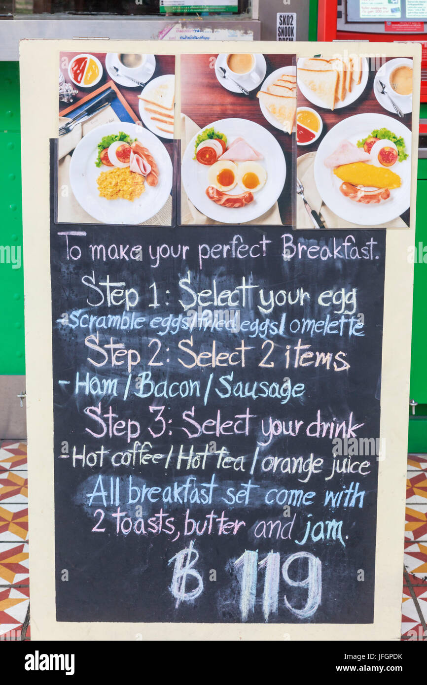 Thailandia, Bangkok, Khaosan Road, ristorante il menu della prima colazione Foto Stock