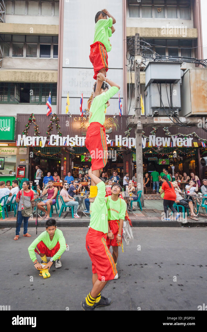 Thailandia, Bangkok, Khaosan Road, street performance della Troupe acrobatica Foto Stock