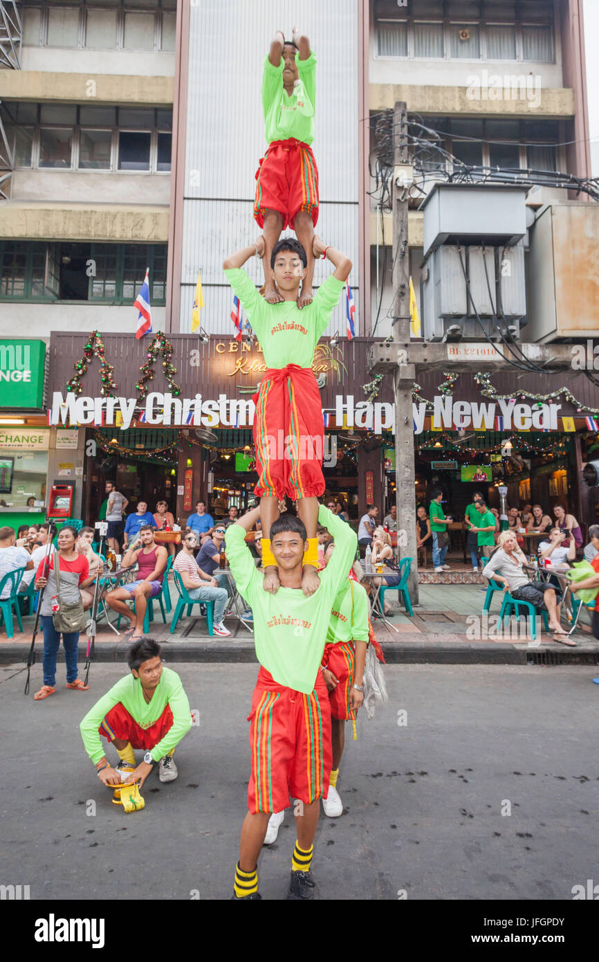 Thailandia, Bangkok, Khaosan Road, street performance della Troupe acrobatica Foto Stock