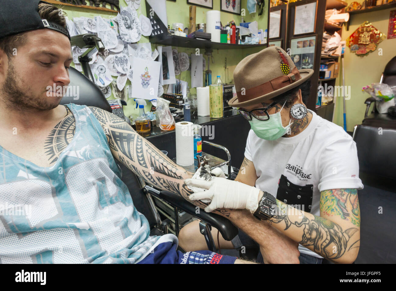 Thailandia, Bangkok, Khaosan Road, Tatuaggio artista al lavoro Foto Stock
