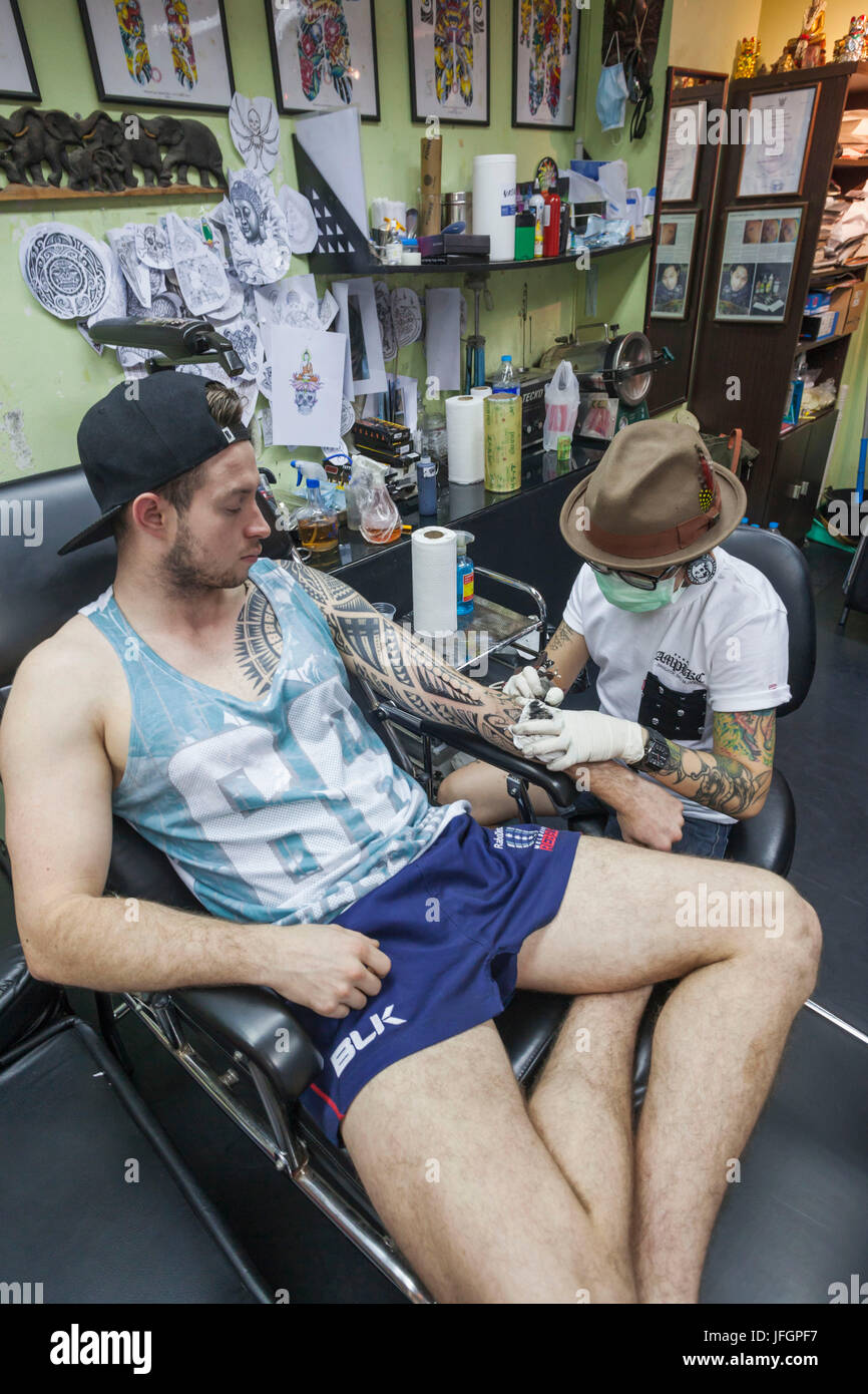 Thailandia, Bangkok, Khaosan Road, Tatuaggio artista al lavoro Foto Stock