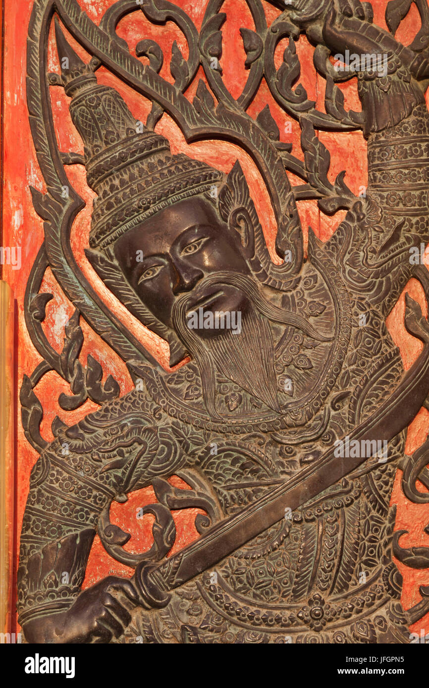Thailandia, Bangkok, Wat Benchamabophit aka il tempio in marmo, porta il carving raffigurante scena del Ramayana Foto Stock