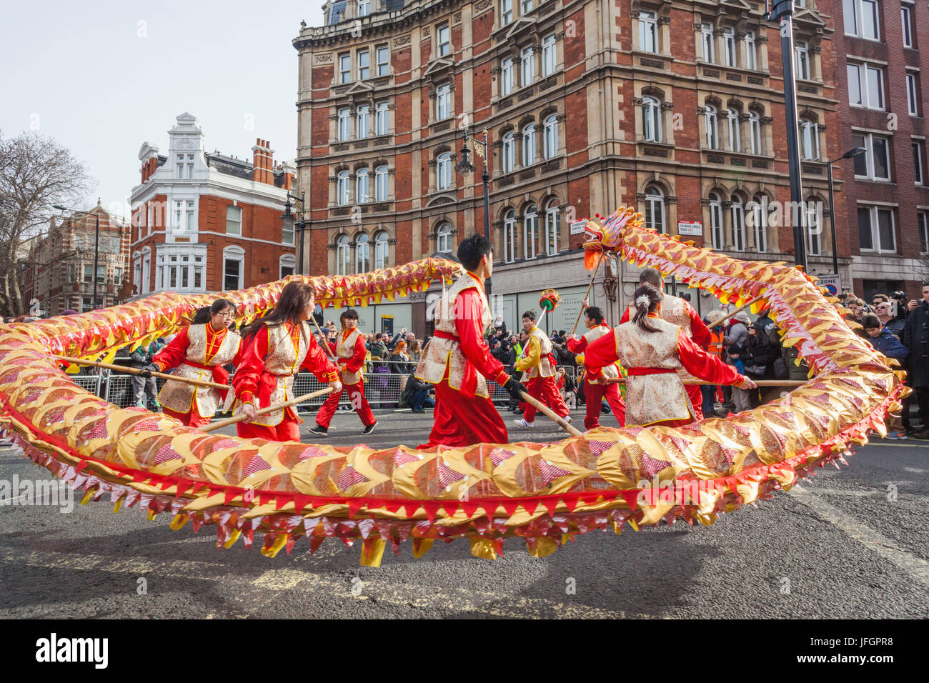 Inghilterra, Londra, Soho, Chinatown, il Nuovo Anno Cinese Festival Parade, Dragon Dance Foto Stock