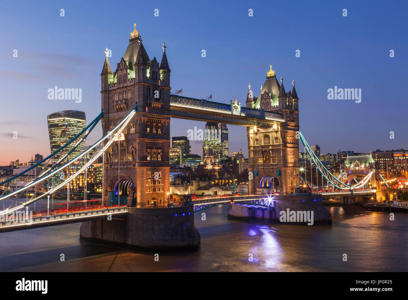 Inghilterra, Londra, il Tower Bridge e dello skyline della città Foto Stock