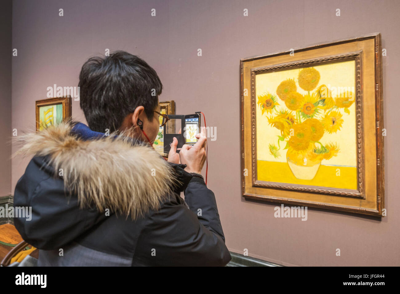Inghilterra, Londra, Trafalgar Square e la Galleria Nazionale, visitatori e Van Gogh pittura Girasoli Foto Stock
