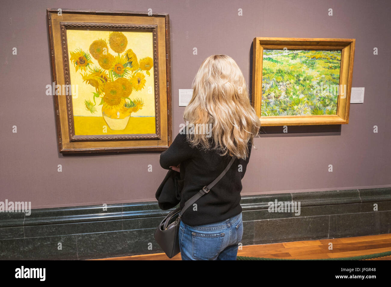 Inghilterra, Londra, Trafalgar Square e la Galleria Nazionale, visitatori e Van Gogh pittura Girasoli Foto Stock