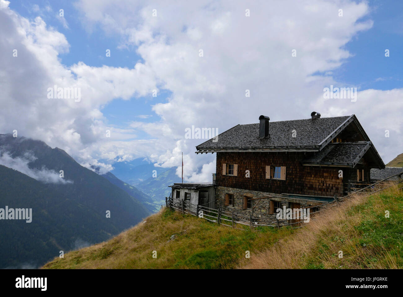 Fleckner capanna, il sole, le nuvole e la pioggia in Val Passiria, Jaufenkamm, le Alpi dello Stubai, Sud Tirolo, Foto Stock