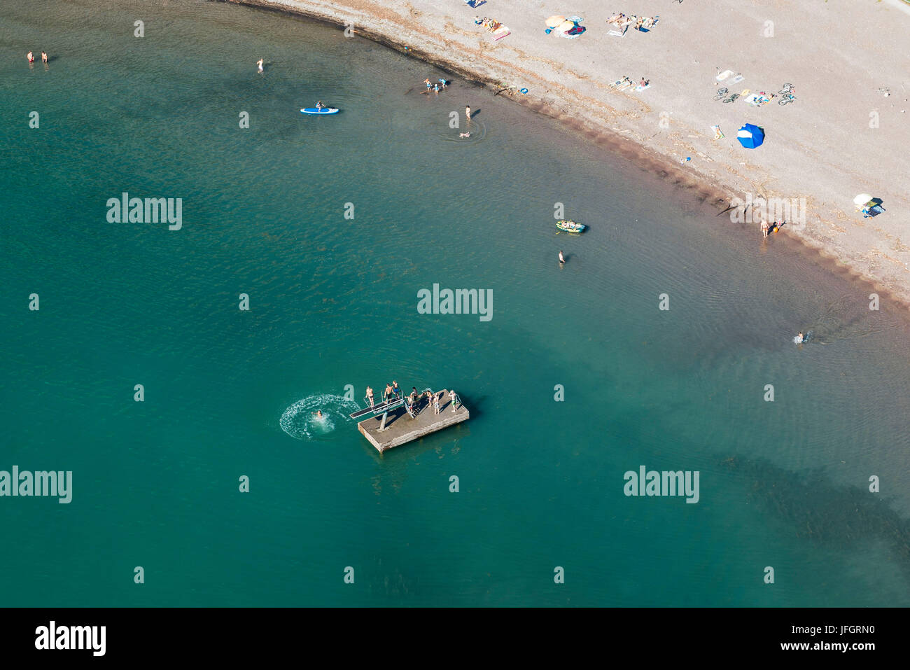 Spiaggia con bagno isola, riprese aeree, lago di balena, città di balena, Sarganserland, Canton San Gallo, Svizzera Foto Stock