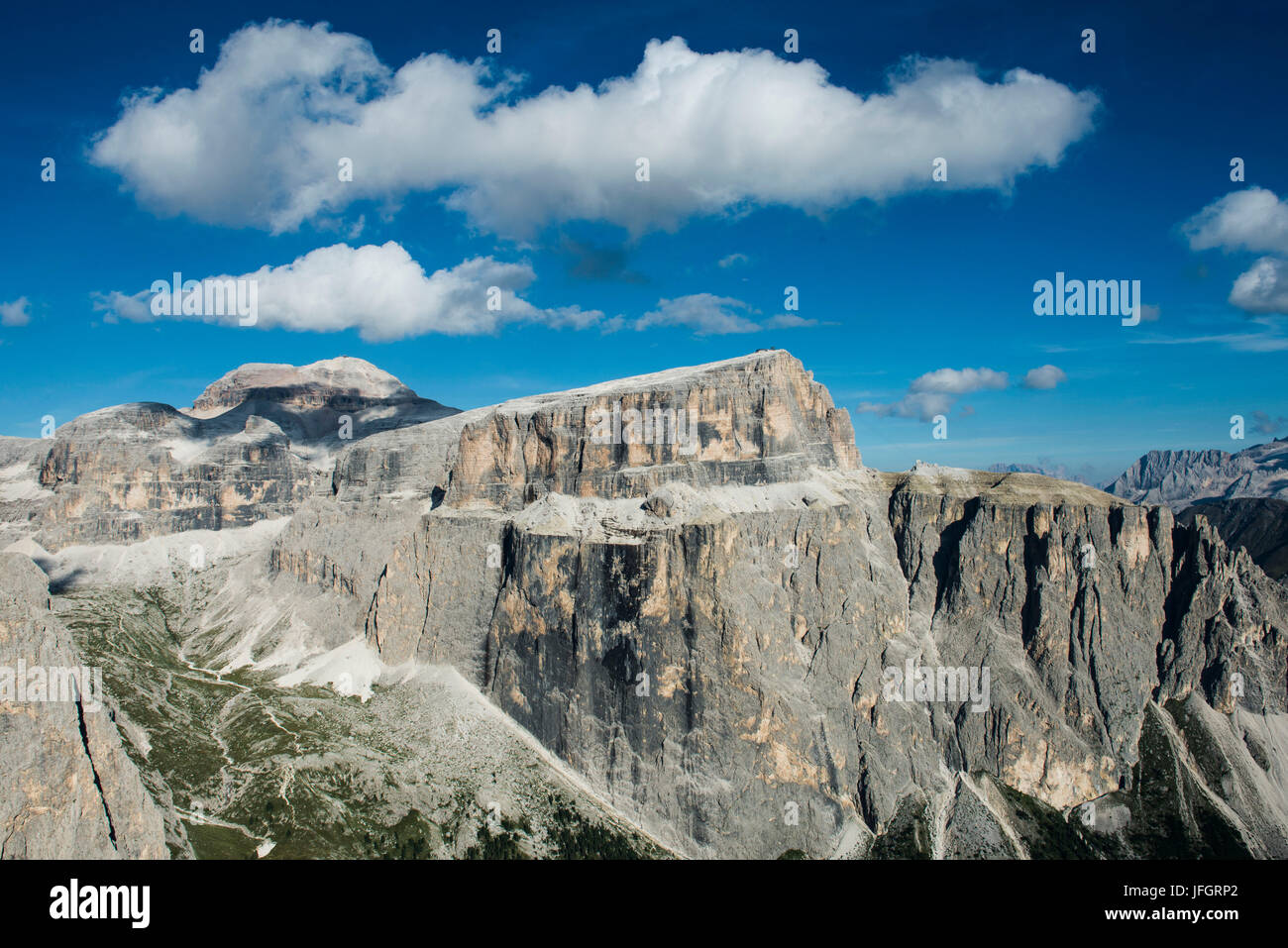 Gruppo del Sella con il Piz raffica e de Sas Pordoi, Dolomiti, fotografia aerea, alte montagne, Trentino, Italia Foto Stock