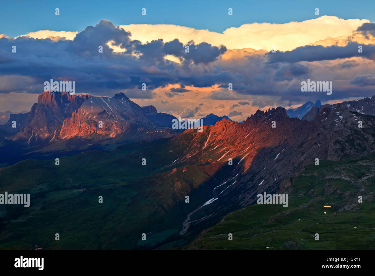 L'Italia, Regione Trentino Alto Adige, provincia di Bolzano e le Dolomiti, Alpe di Siusi, vista sull'Alpe di Siusi sul Sassolungo e Sassopiatto e denti del cavallo Foto Stock