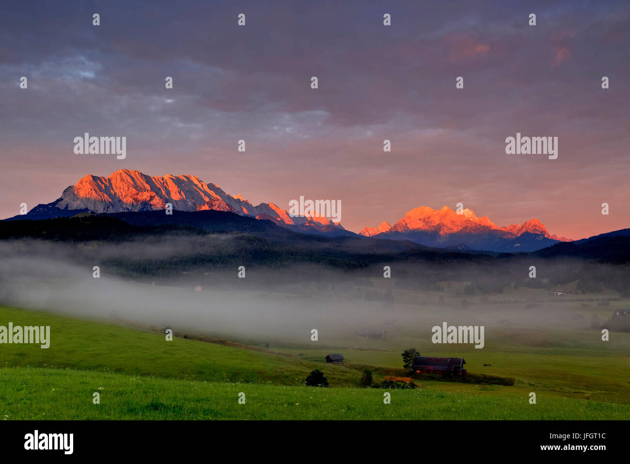 In Germania, in Baviera, Baviera, Werdenfelser Land, vista Wettersteinwand e massiccio Zugspitze, Zugspitze, Alpspitze, gamma Wetterstein Foto Stock