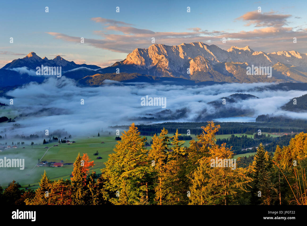 In Germania, in Baviera, Baviera, Werdenfelser Land, Krepelschrofen, vista del Krepelschrofen su grandi Arnspitze, alto punto di Wetterstein, Wettersteinwand, Leutascher Dreitorspitz, Partenkirchener Dreitorspitz Foto Stock