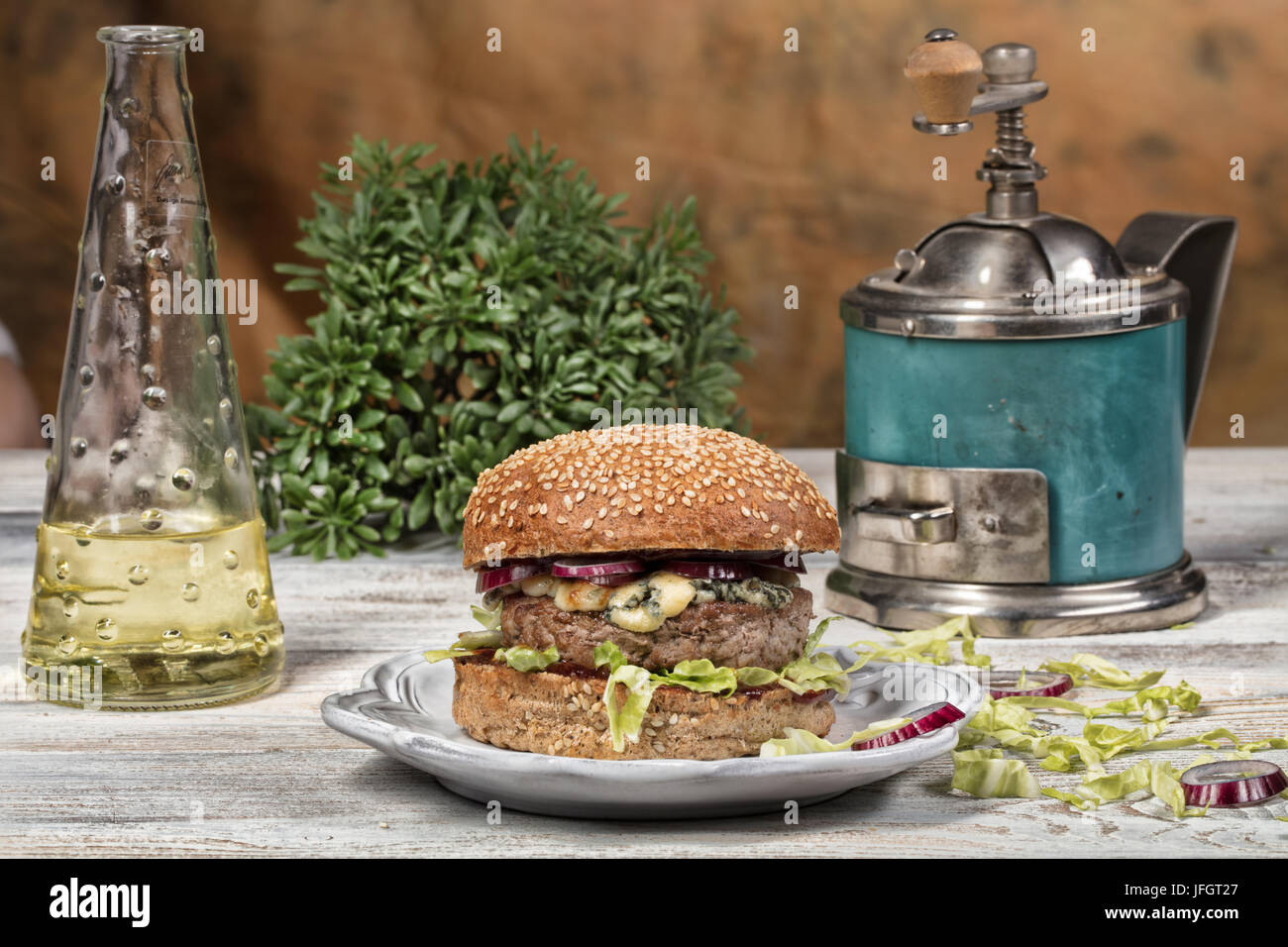 Burger con manzo e verdure su una tavola di legno di sfondo per studio Foto Stock