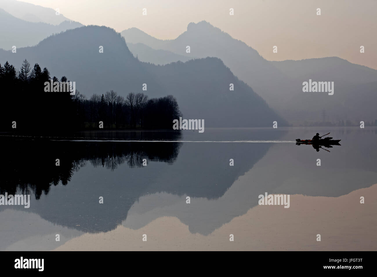 In Germania, in Baviera, Baviera superiore bavarese, colline ai piedi delle Alpi, Tölzer paese, kayakist sul Kochelsee bavaresi Prealpi Salisburghesi Foto Stock