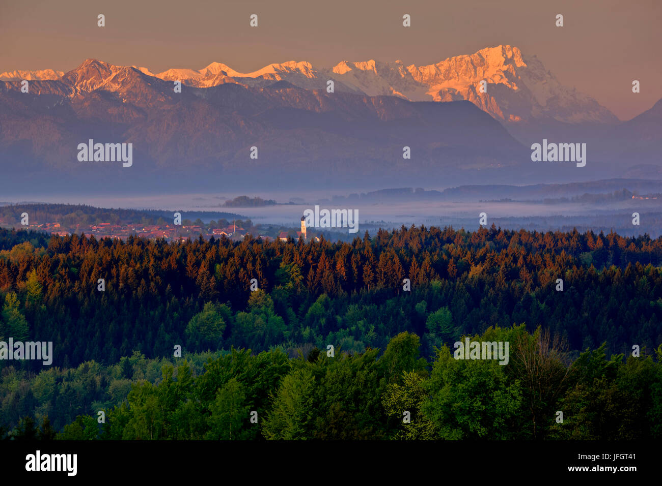 In Germania, in Baviera, Baviera superiore bavarese, colline ai piedi delle Alpi, Tölzer paese, Peretshofener altezza, visualizzare informazioni su king's village sulla Heimgarten e il massiccio Zugspitze, Zugspitze, gamma Wetterstein Foto Stock