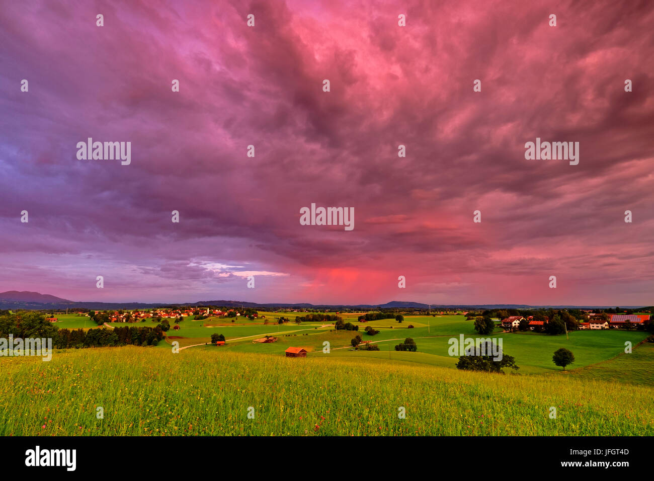 In Germania, in Baviera, Baviera, Pfaffenwinkel, paese blu, altezza Aidlinger, turbolenta atmosfera sopra le colline pedemontane delle Alpi Foto Stock