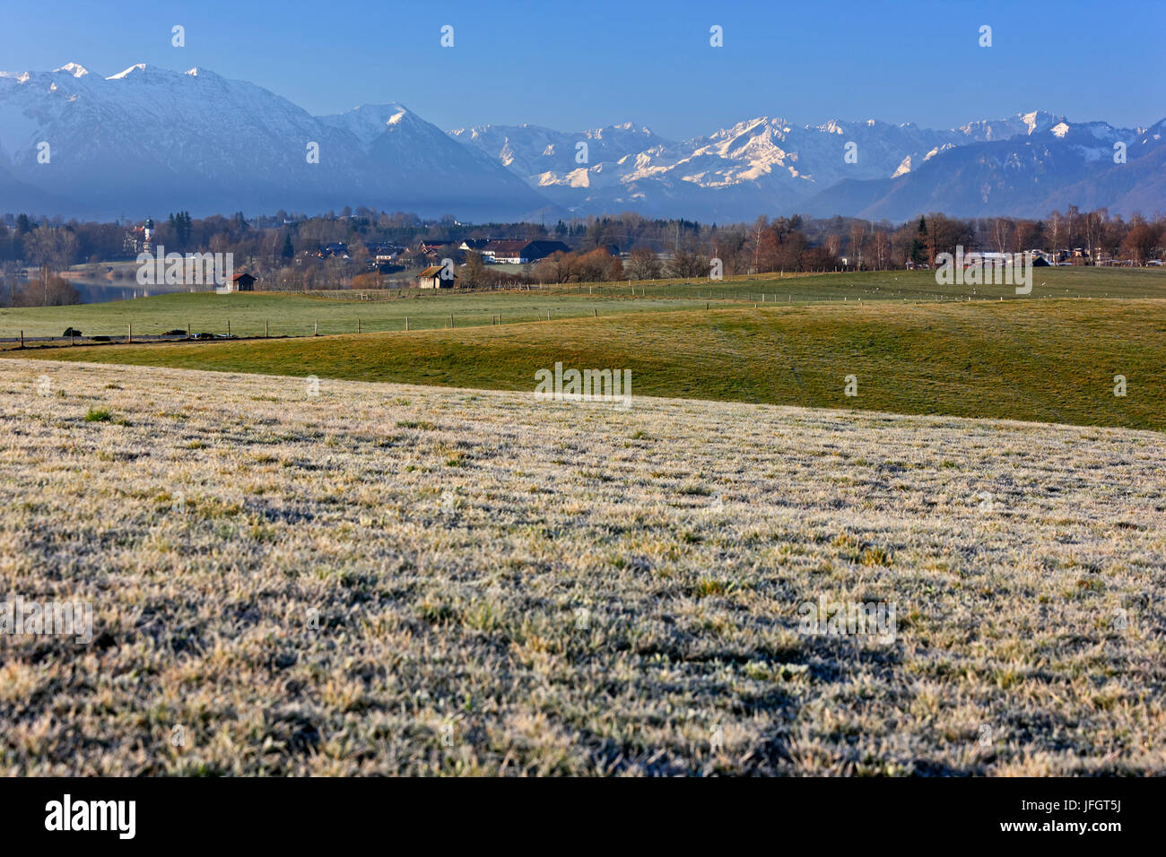 In Germania, in Baviera, Baviera, Pfaffenwinkel, blu paese, vista circa su Estergebirge e Zugspitze Foto Stock