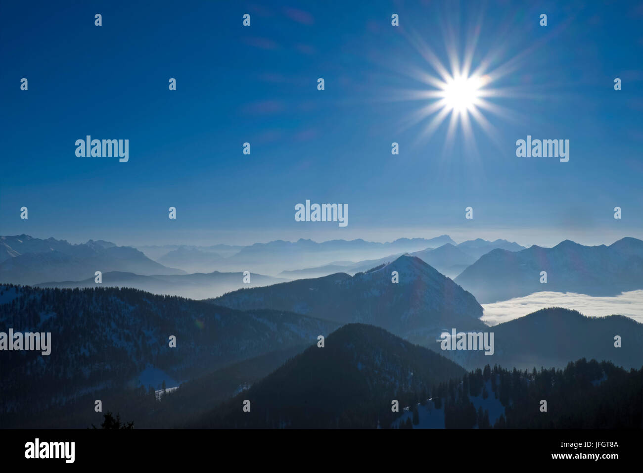 In Germania, in Baviera, Baviera, Tölzer paese, Alpi Bavaresi, in vista della Rabenkopf sul Karwendel, Jochberg, gamma di Wetterstein, massiccio Zugspitze, Simetsberg, Estergebirge, Herzogstand e Heimgarten Foto Stock