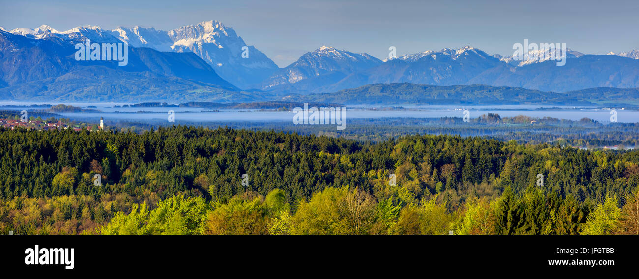 In Germania, in Baviera, Baviera, Tölzer paese, vista l'altezza Peretshofener su king's village, Zugspitze, gamma di Wetterstein, Kramer, Laber Ettaler Manndl, Ammergauer alpi Foto Stock