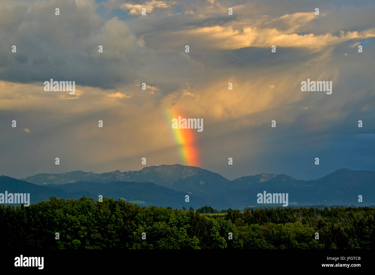 In Germania, in Baviera, Baviera, Tölzer paese, Faistenberg, rainbow circa la Benediktenwand bavaresi Prealpi Salisburghesi Foto Stock