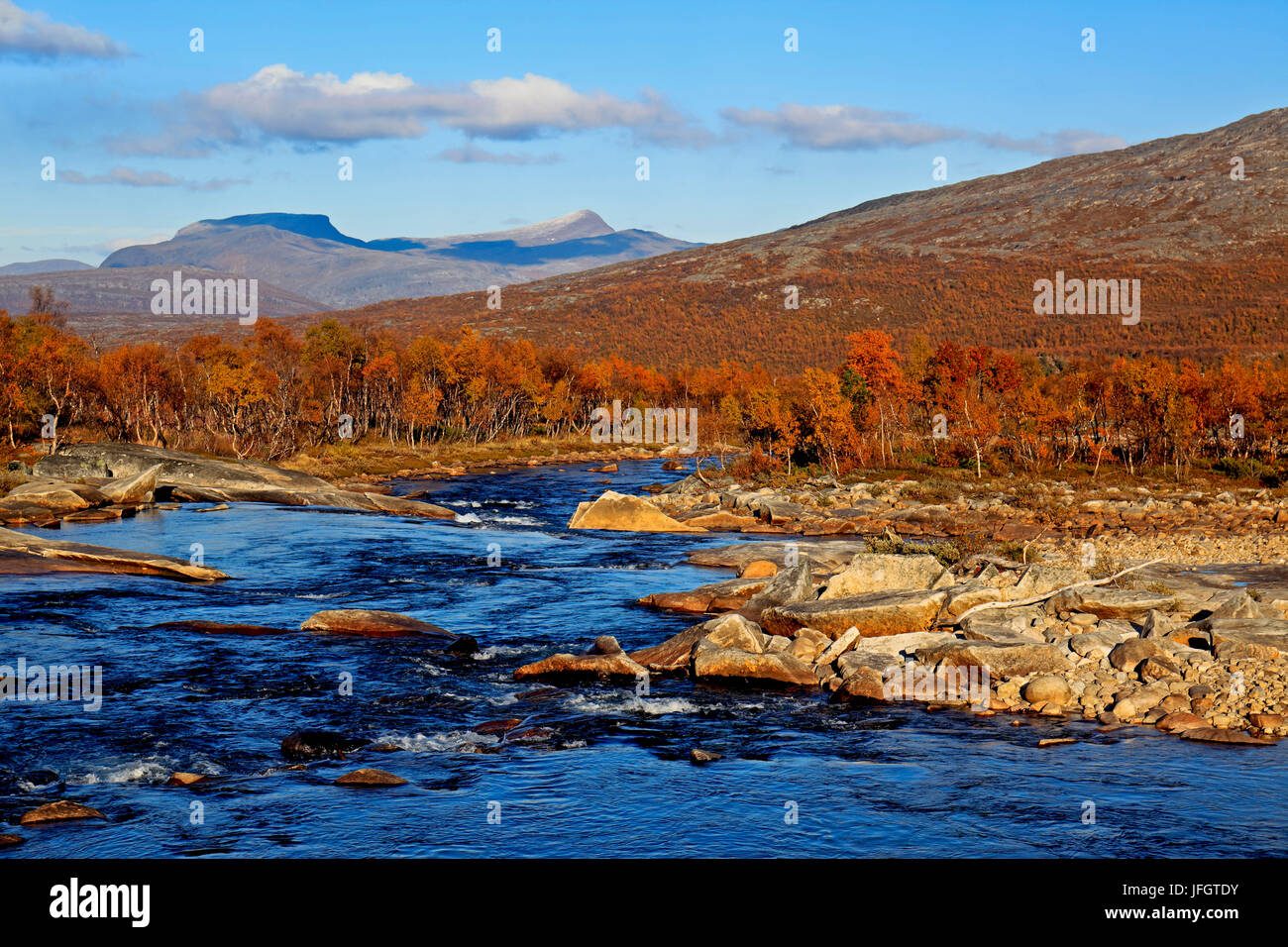 L'Europa, Norvegia, Nordnorwegen, provincia nord del paese, Semska Stodi riserva naturale, il corso di un fiume Foto Stock