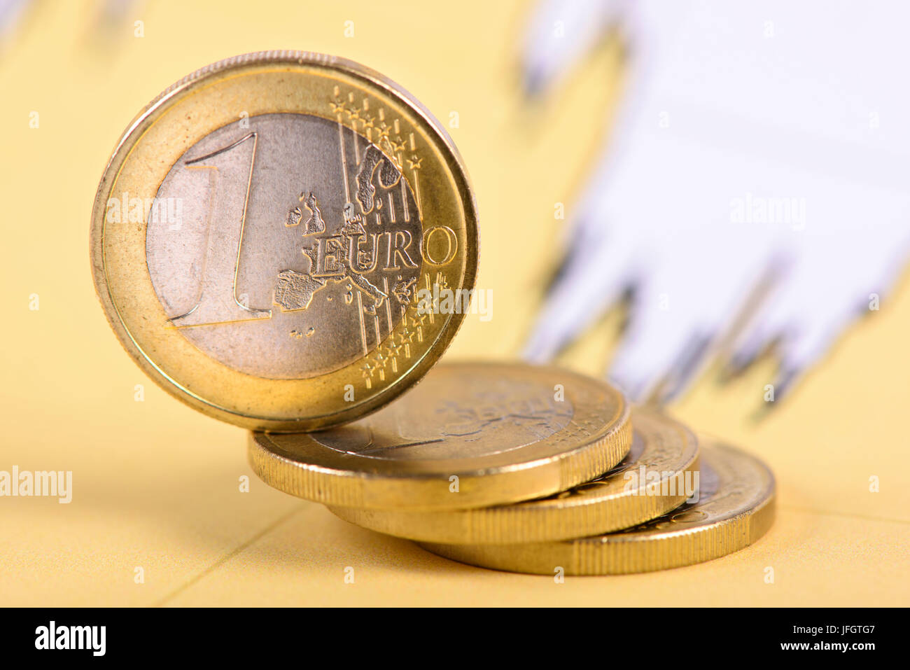 Eurocrisis con batch delle monete metalliche in euro poco prima di cadere verso il basso Foto Stock
