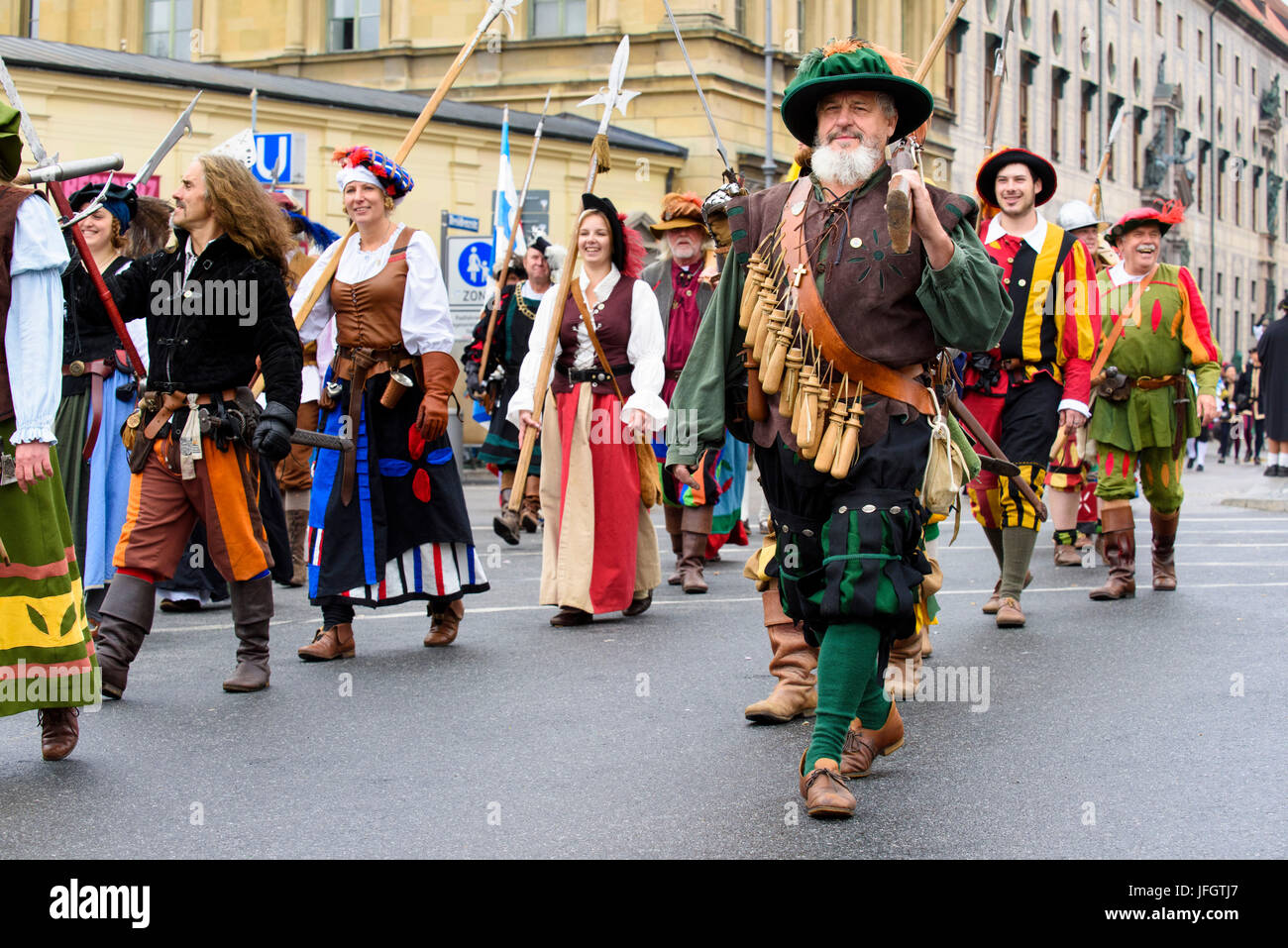 Oktoberfest in 2015 con costumi tradizionali e protezione processione, costume tradizionale gruppo di il duca medievale della cittadina di Burghausen, Foto Stock