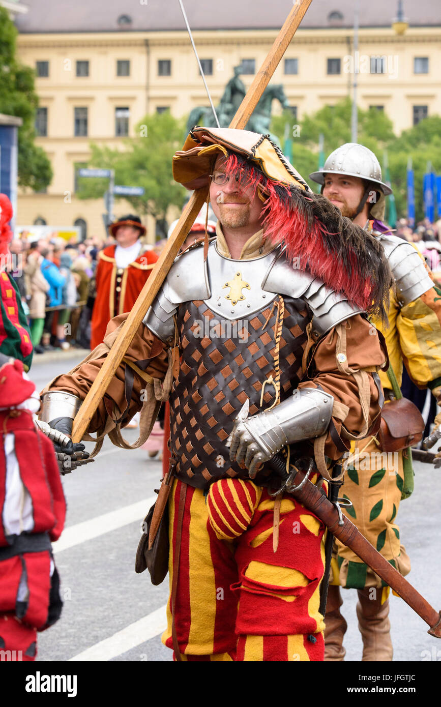 Oktoberfest in 2015 con costumi tradizionali e protezione processione, costume tradizionale gruppo di il duca medievale della cittadina di Burghausen, Foto Stock