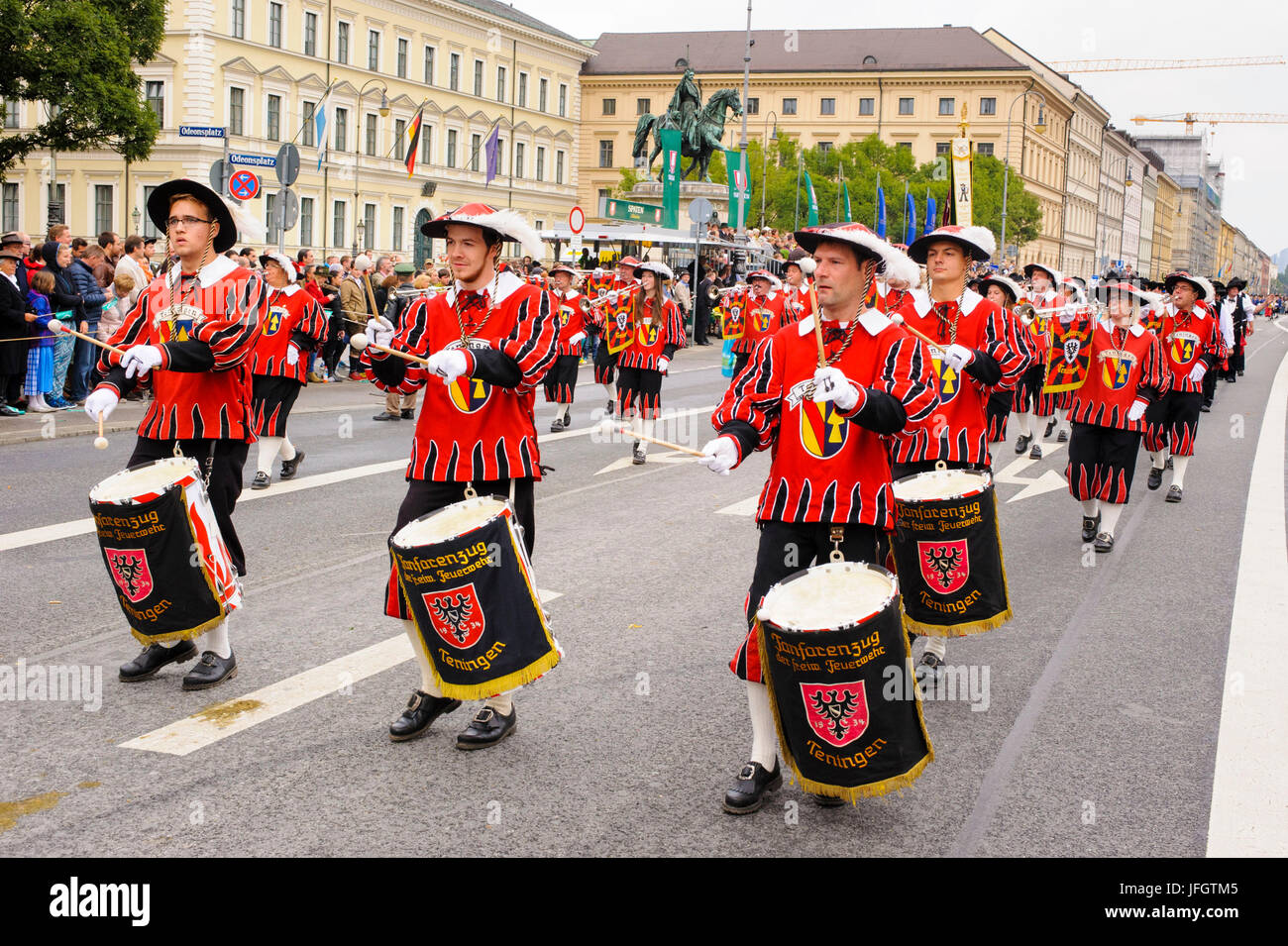 Oktoberfest in 2015 con costumi tradizionali e protezione processione, fanfara treno Tenningen, Foto Stock
