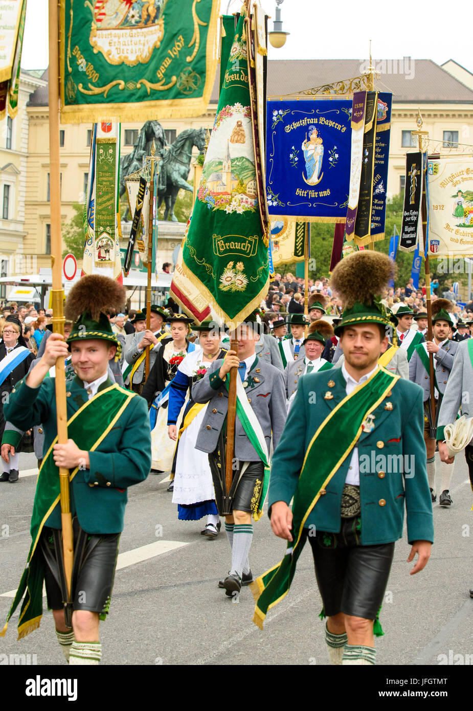 Oktoberfest in 2015 con costumi tradizionali e protezione processione tradizionale bavarese costume associazione, Foto Stock