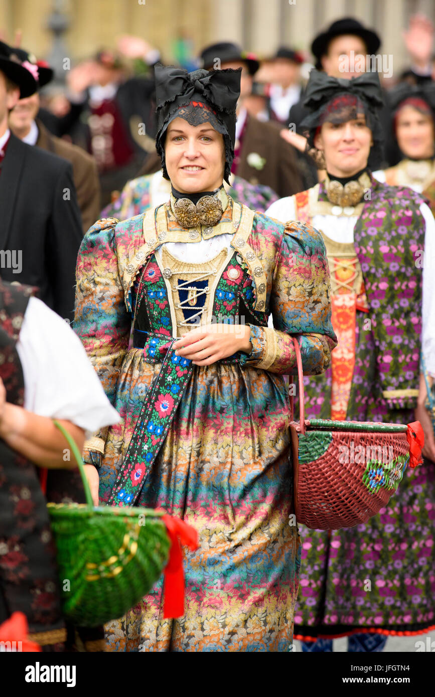 Oktoberfest in 2015 con costumi tradizionali e protezione, corteo storico in costume tradizionale gruppo di "Wiesn Oide tenda fissa tradizione" Foto Stock