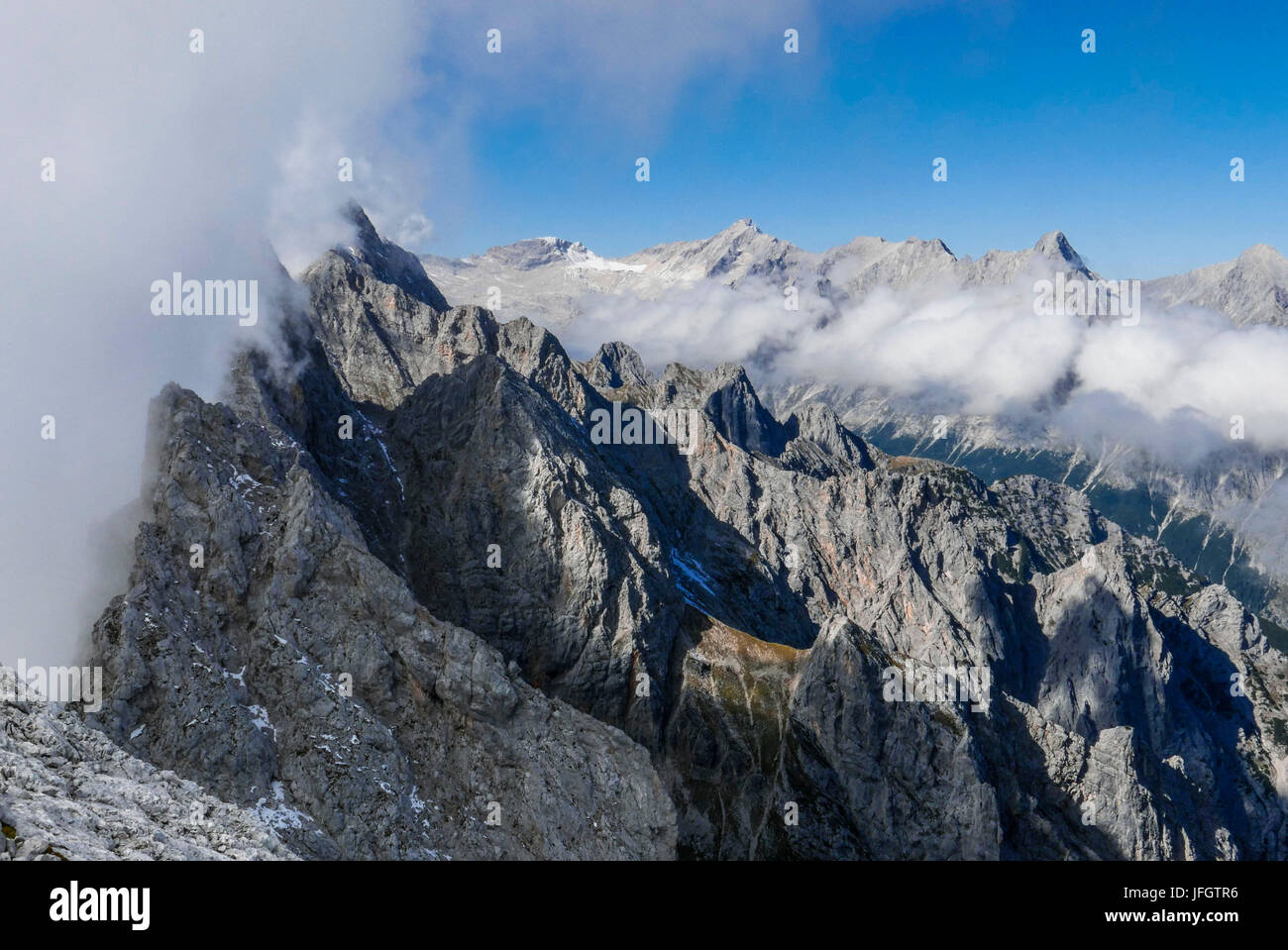 Le nuvole in Scharnitzspitze e Oberreintalschrofen e Hochwanner nella gamma di Wetterstein, alla destra di Schneefernerkopfand Zugspitze e Höllental punti e Hochblassen e Alpspitze, inclinazione nuvole sopra il Reintal, vista del Schüsselkarspitze cresta ovest, Foto Stock