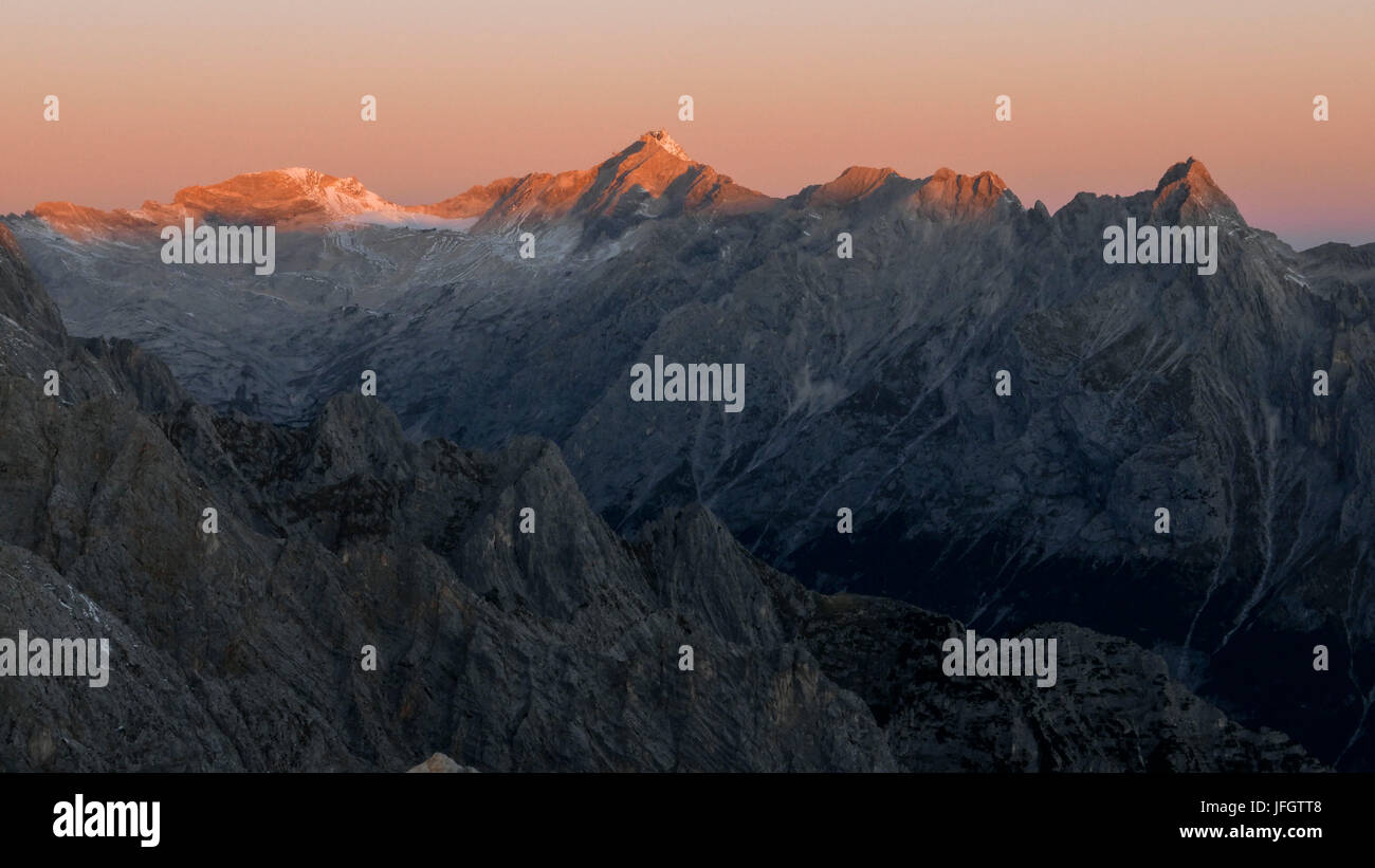 La prima luce del sole nella gamma di Wetterstein, vista al di sopra Reintal su Schneefernerkopfand Zugspitze e Höllental punti e Hochblassen e Alpspitze, Foto Stock