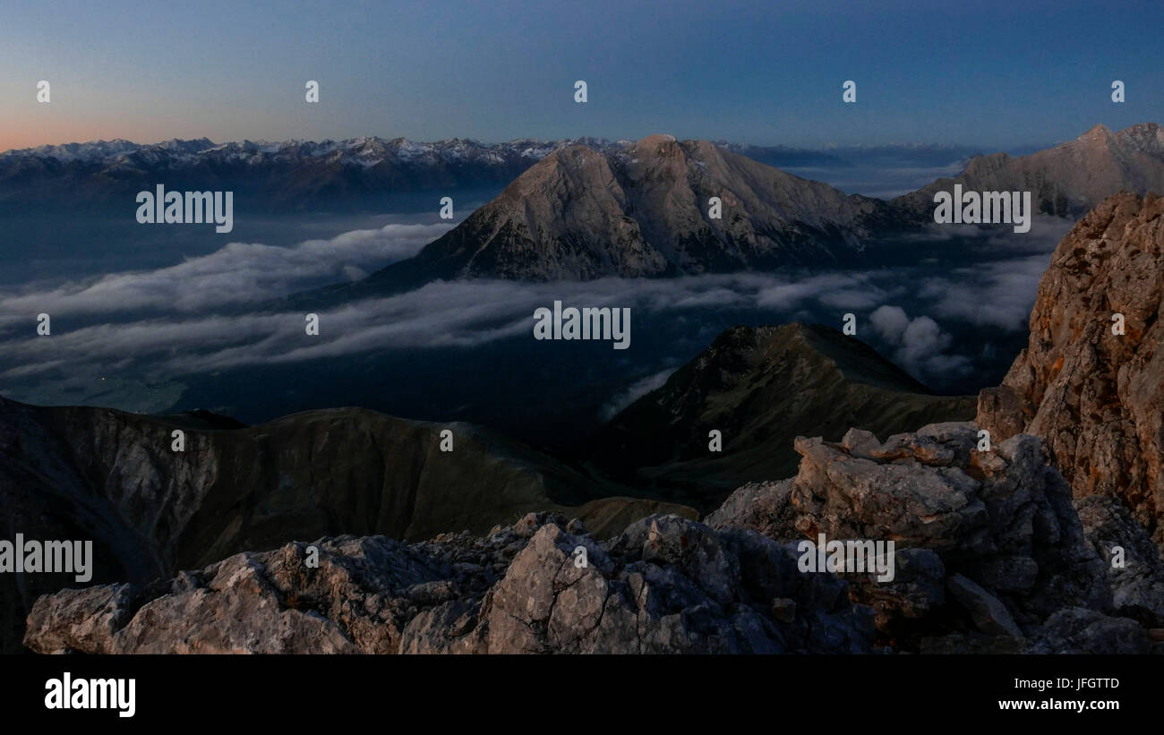 Blue ora circa Tirol Inntal, vista del Schüsselkarspitze sulla parte settentrionale delle Alpi dello Stubai e Hohe Munde Foto Stock