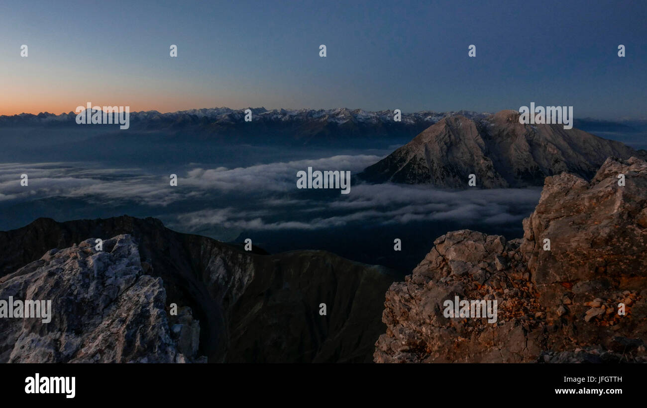 Blue ora circa Tirol Inntal, vista del Schüsselkarspitze su hawk e il nord delle Alpi dello Stubai e Hohe Munde Foto Stock