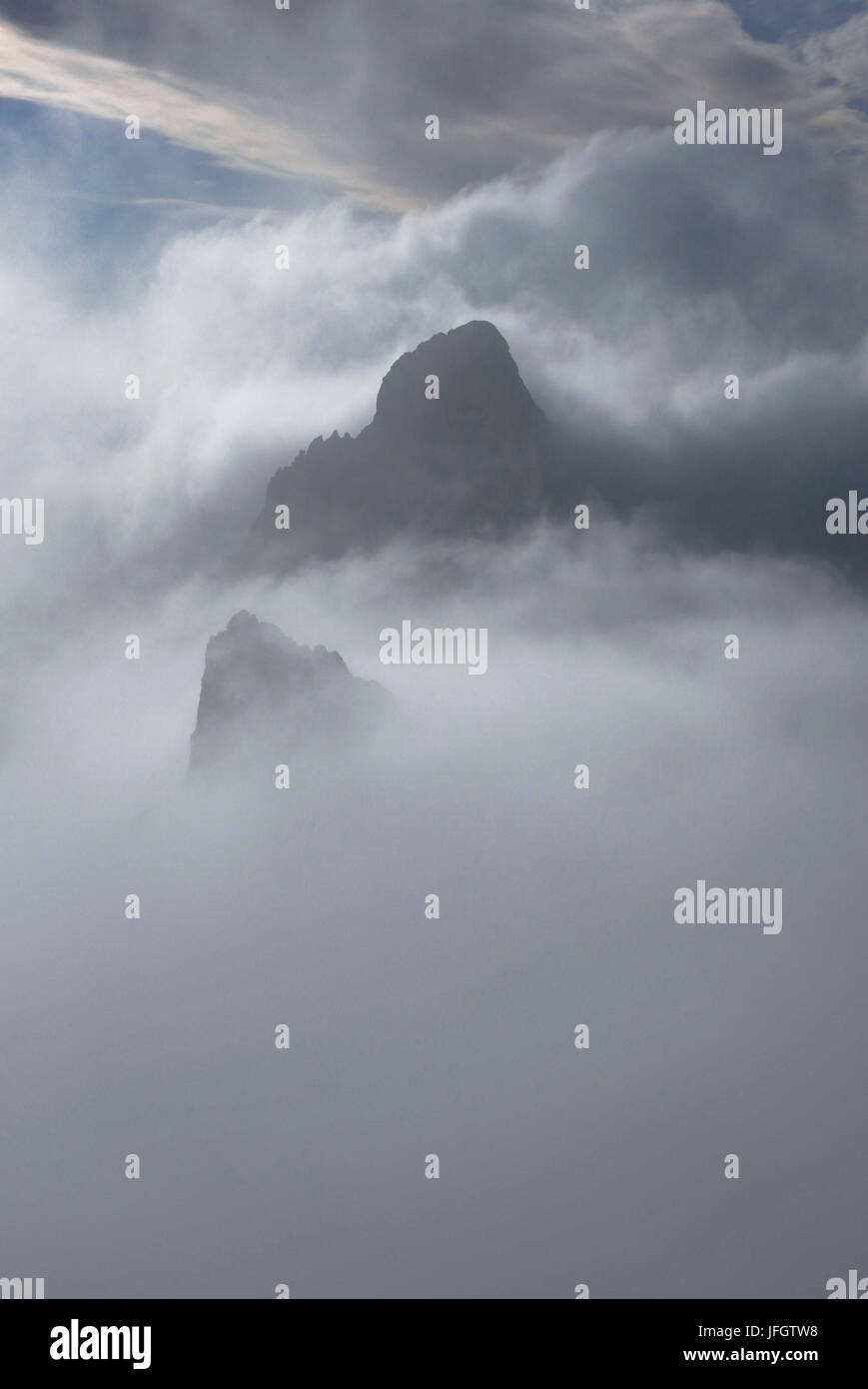Rock summit sorge offuscata dal mare di nuvole, Scharnitzspitze e Oberreintalschrofen, vista del Schüsselkarspitze, gamma Wetterstein Foto Stock